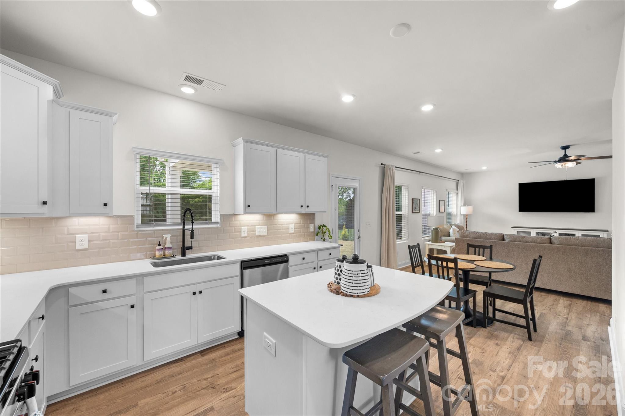 1521 Black Walnut Street Property Photo 4