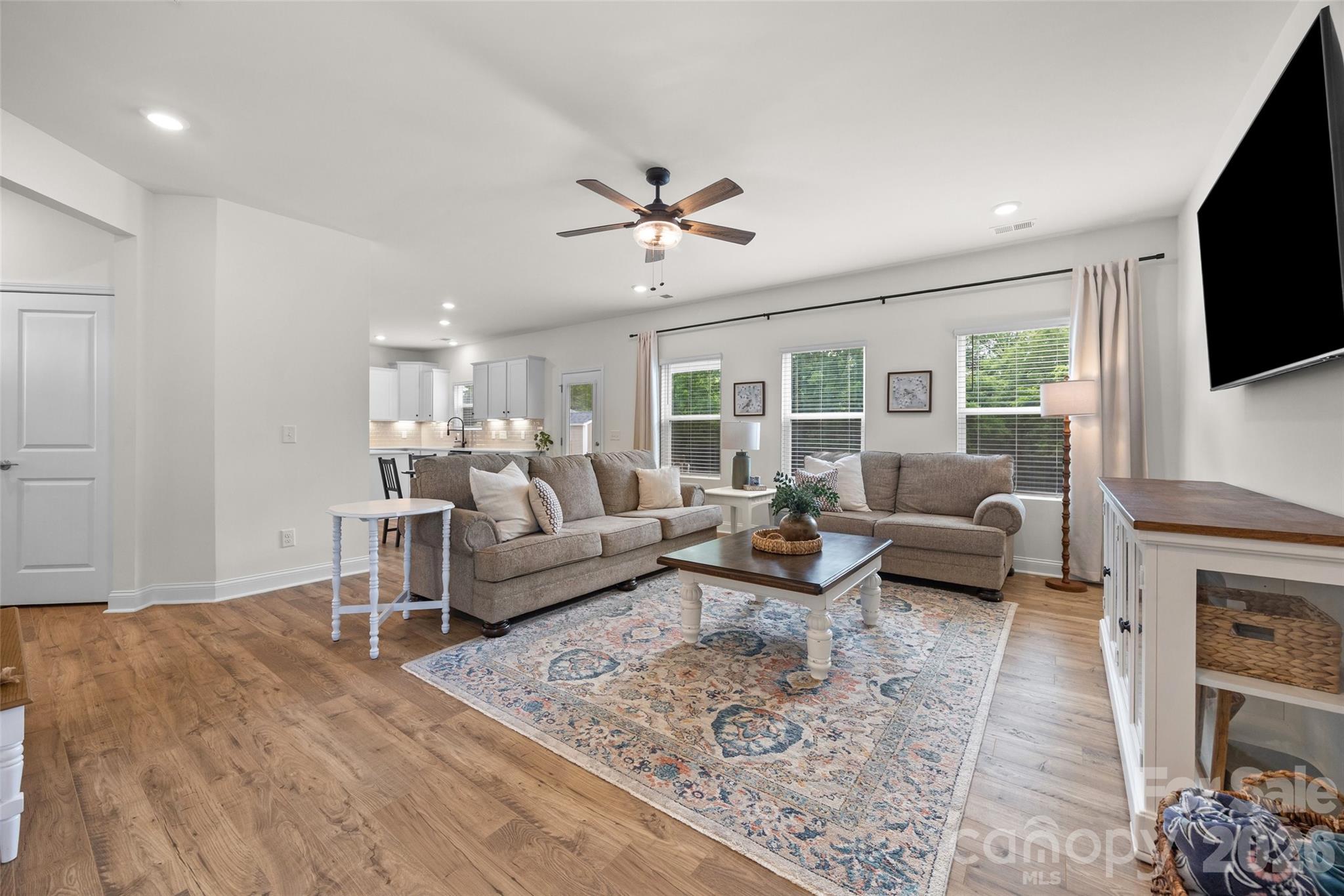1521 Black Walnut Street Property Photo 8