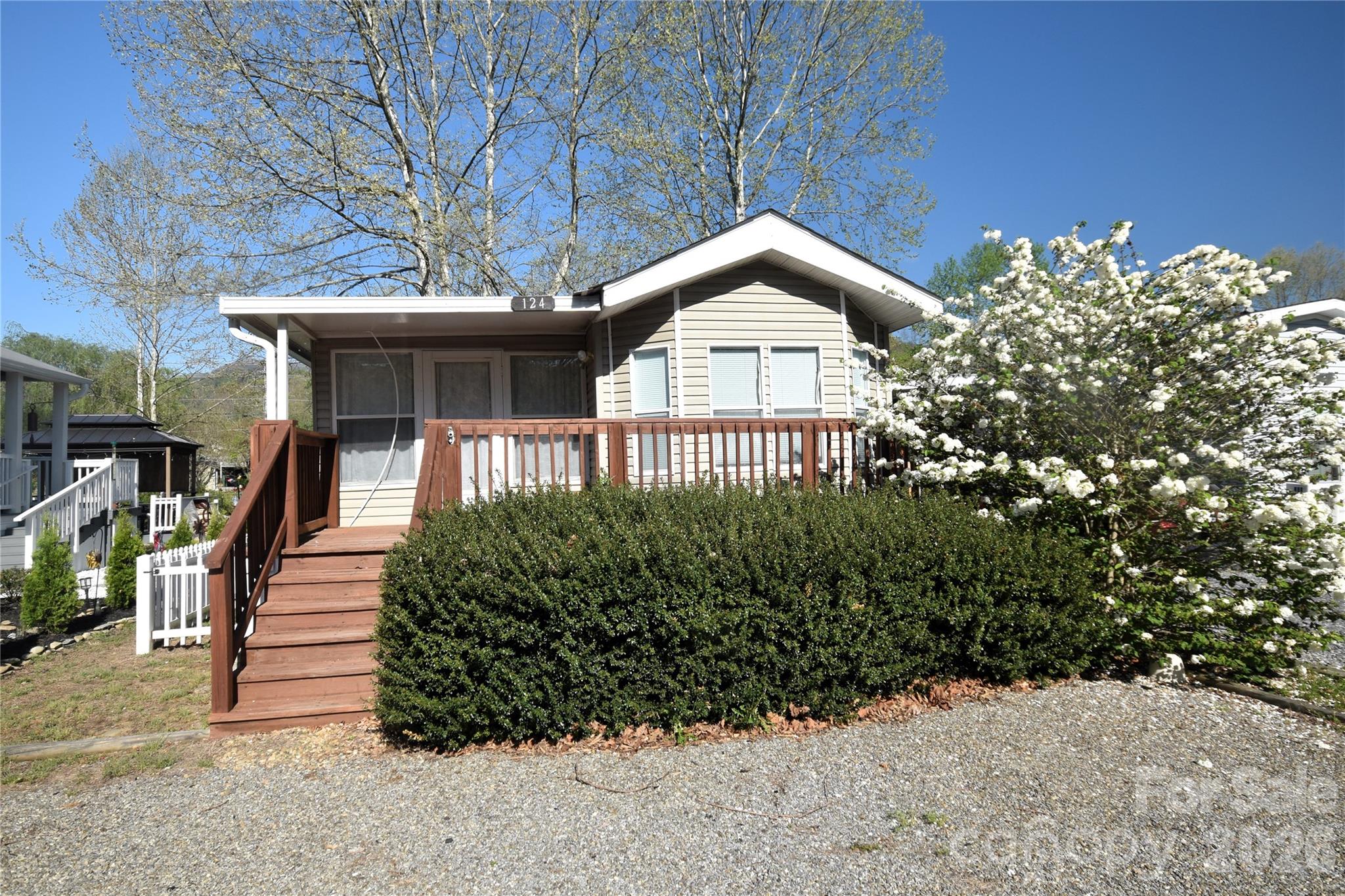 124 Pike Point Property Photo 1