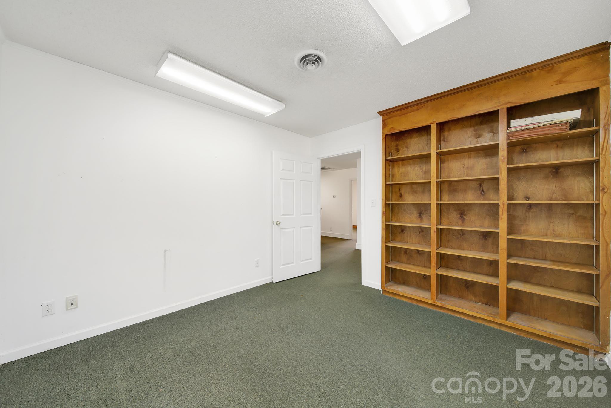 209 W Barr Street Property Photo 10