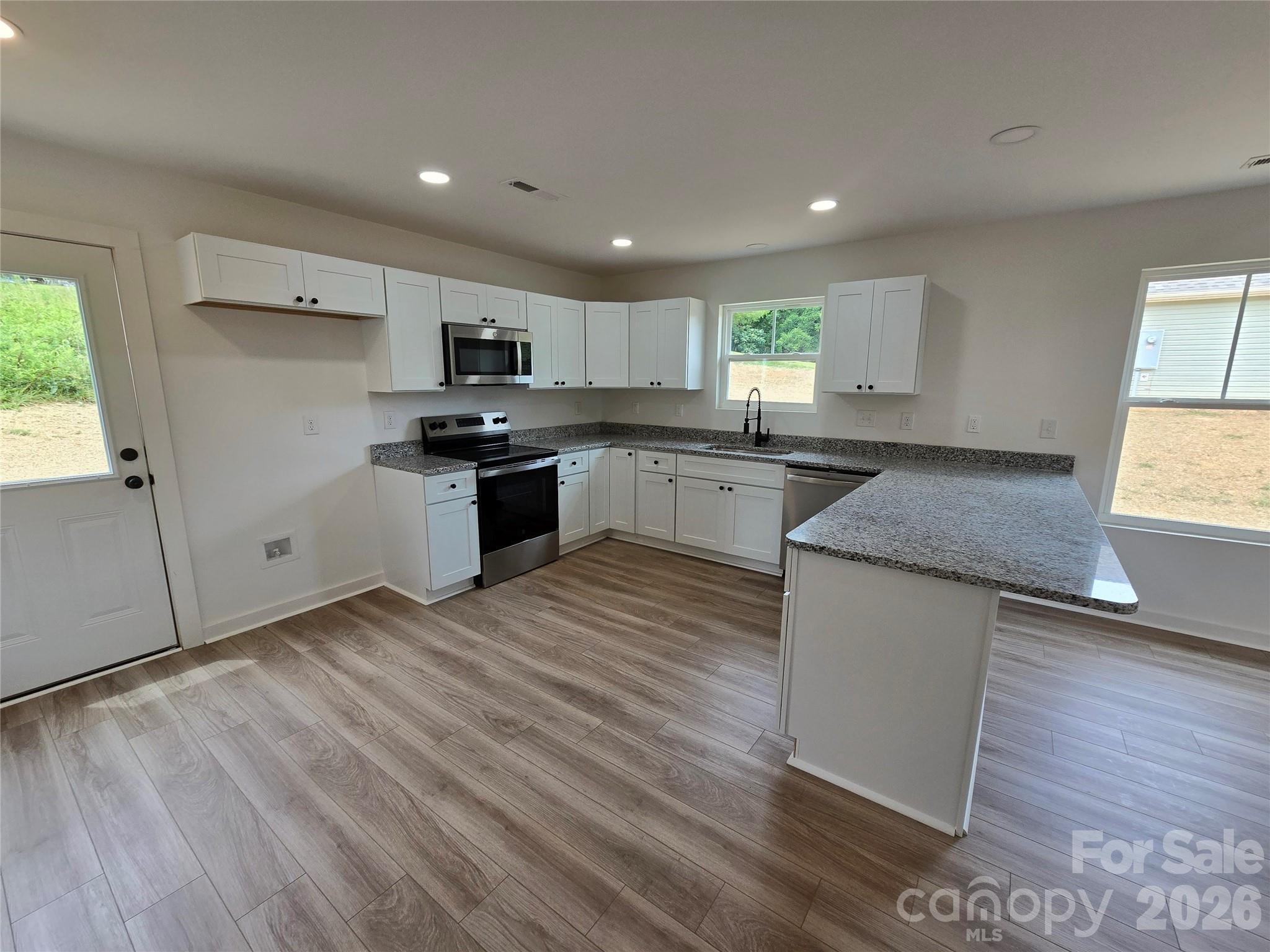 907 Hill Street Property Photo 6