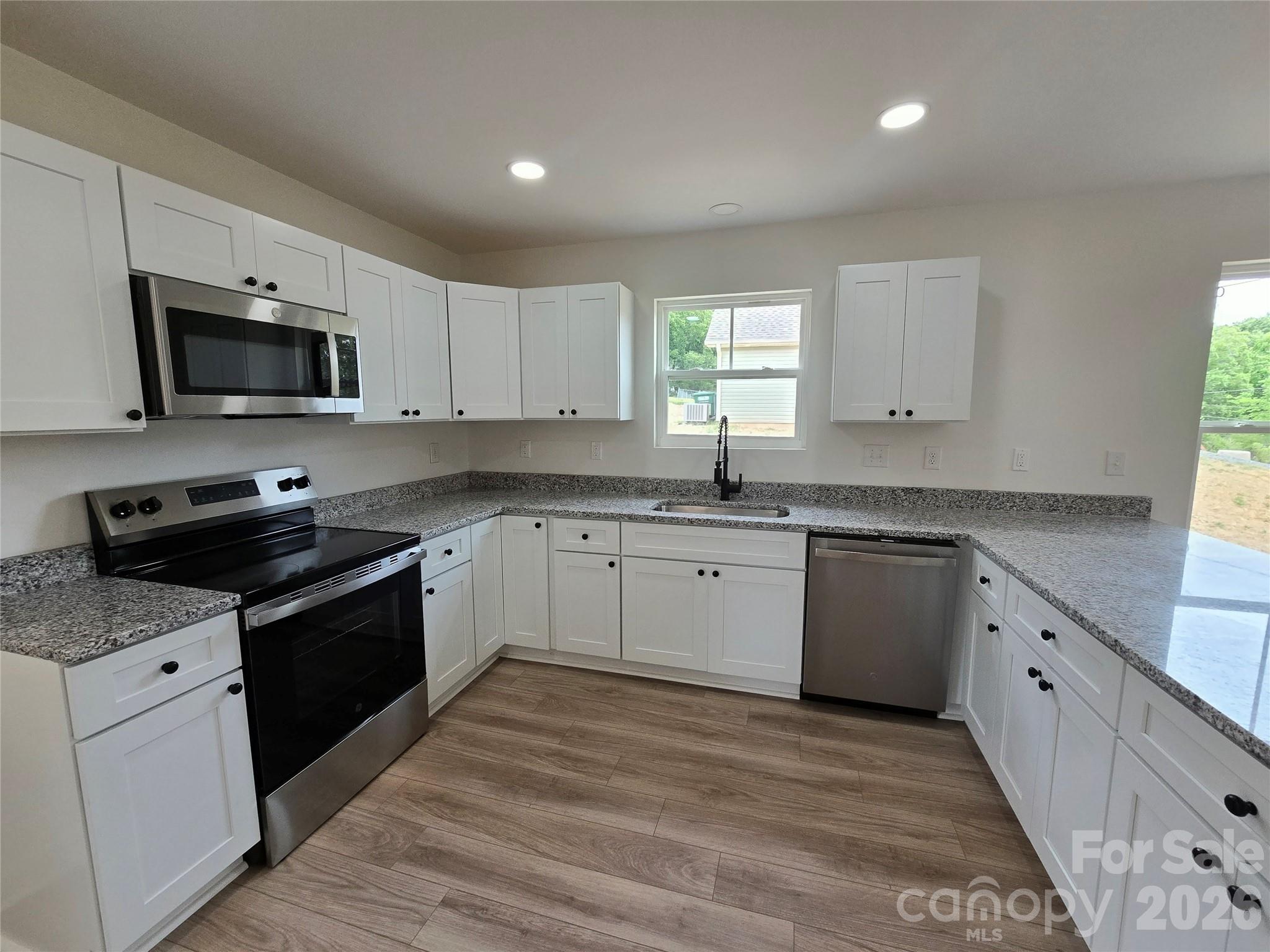 907 Hill Street Property Photo 8