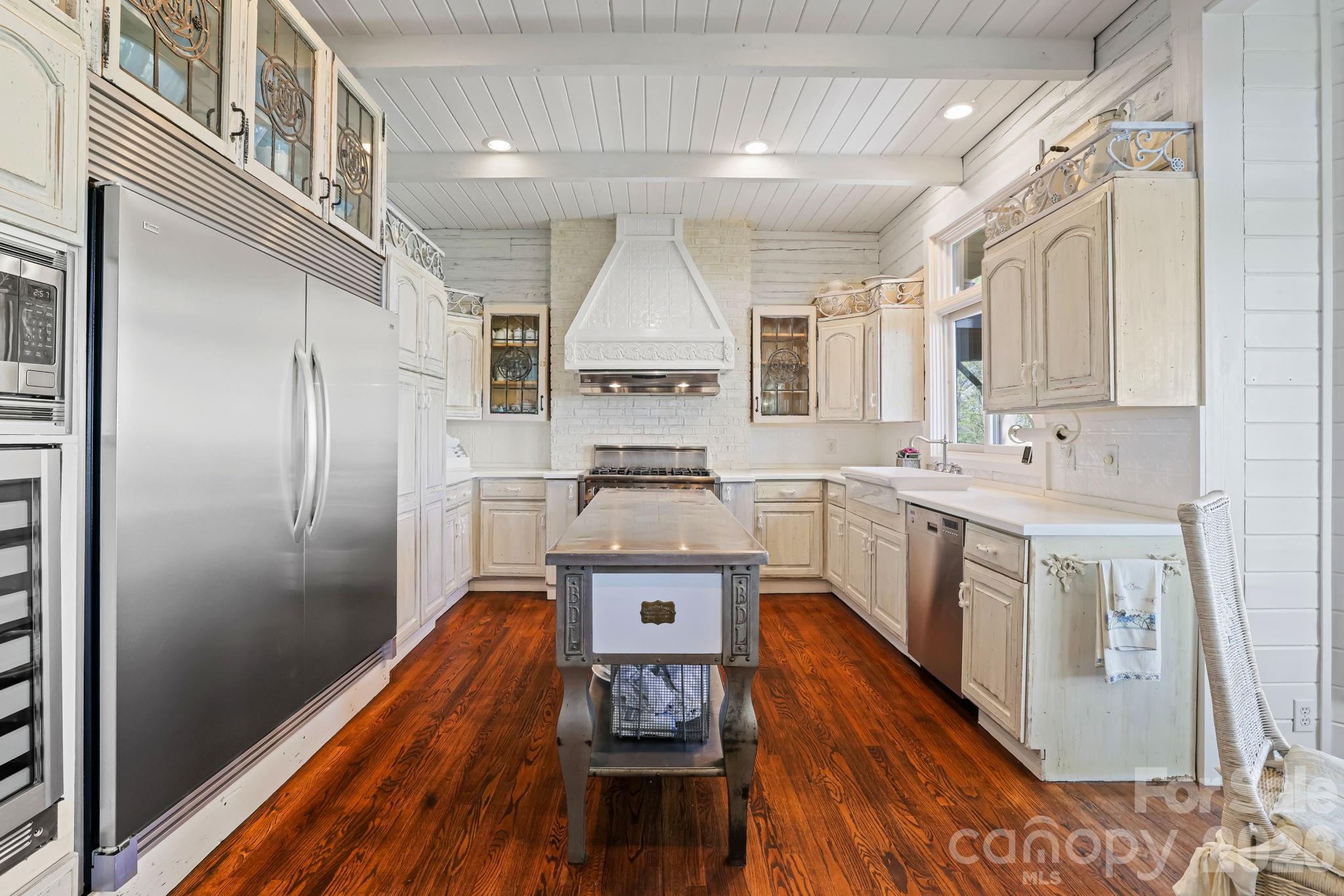 1052 Toxaway Drive Property Photo 13