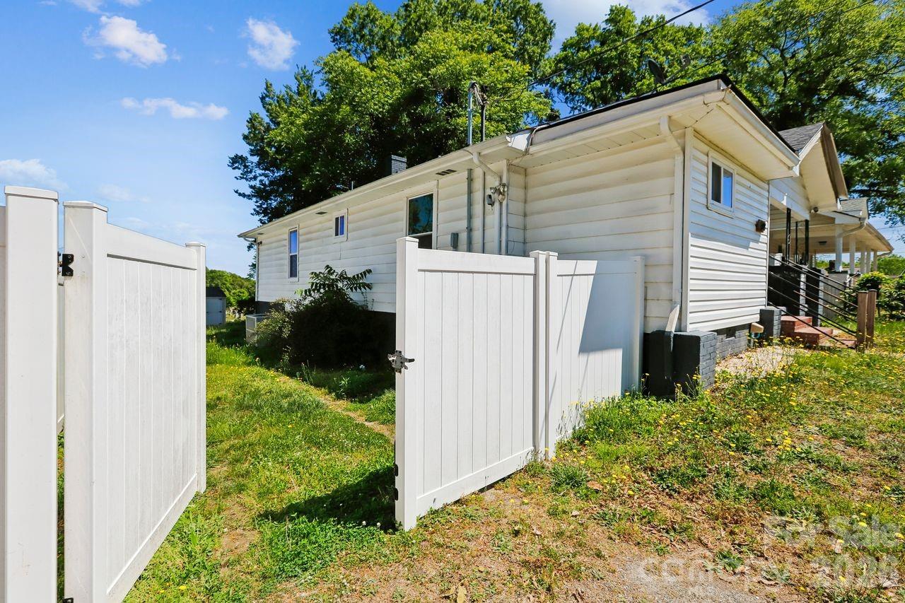 408 E Park Avenue Property Photo 4