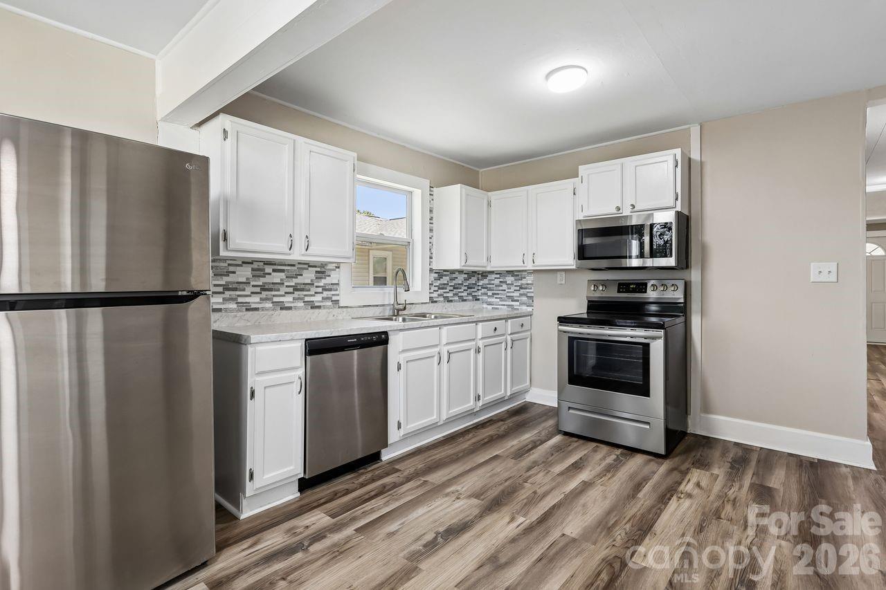 408 E Park Avenue Property Photo 15
