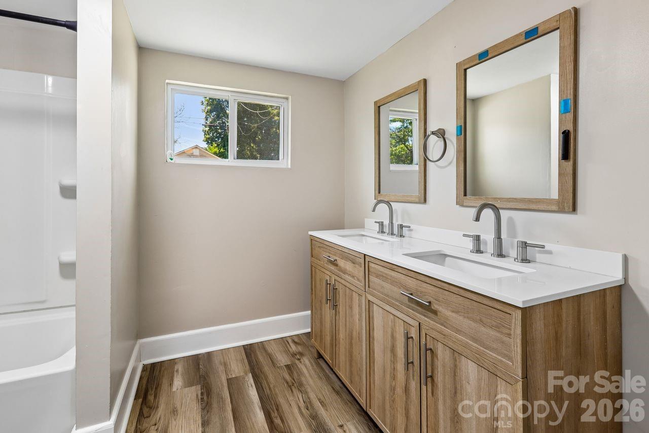 408 E Park Avenue Property Photo 22