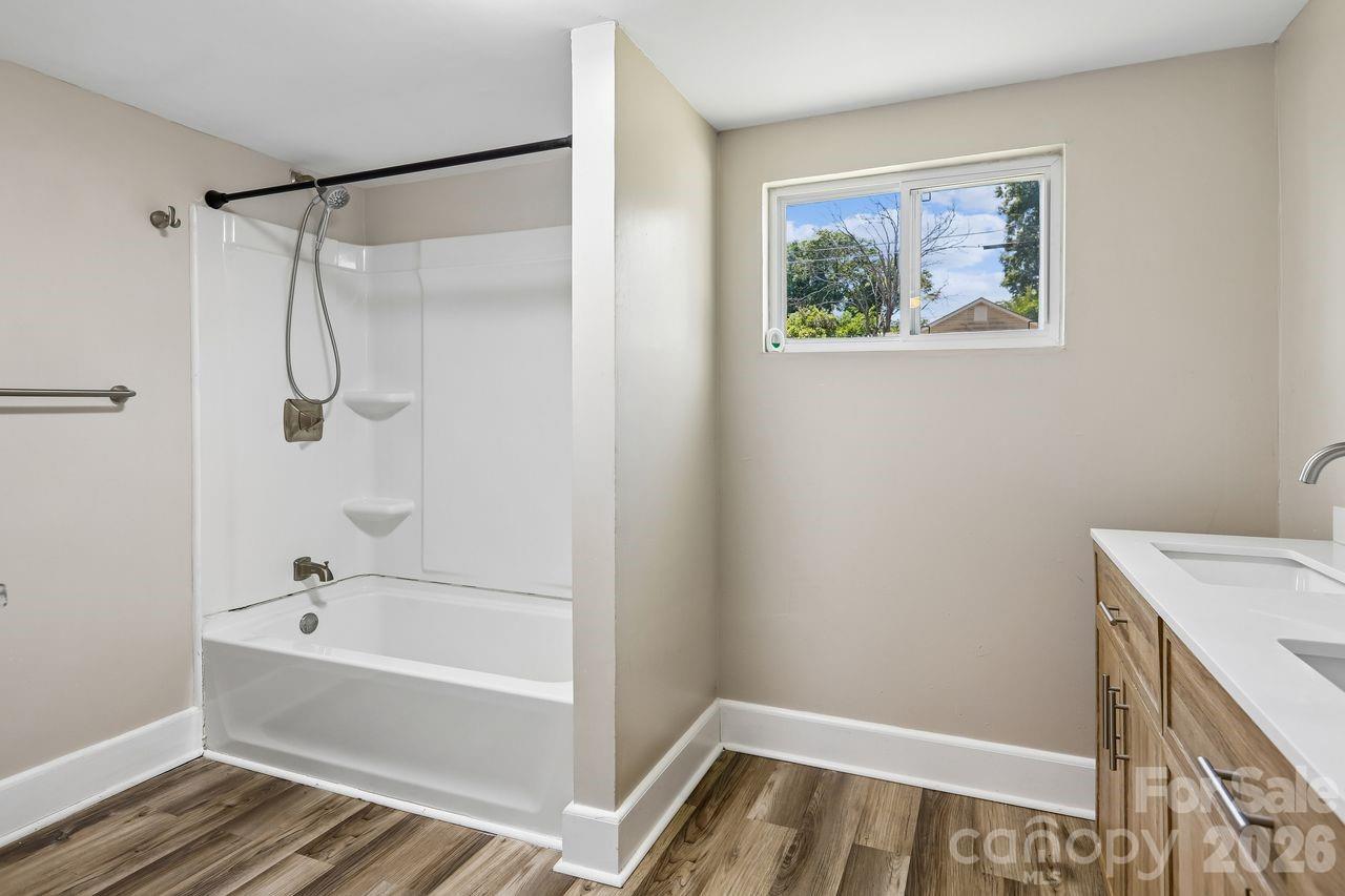 408 E Park Avenue Property Photo 23