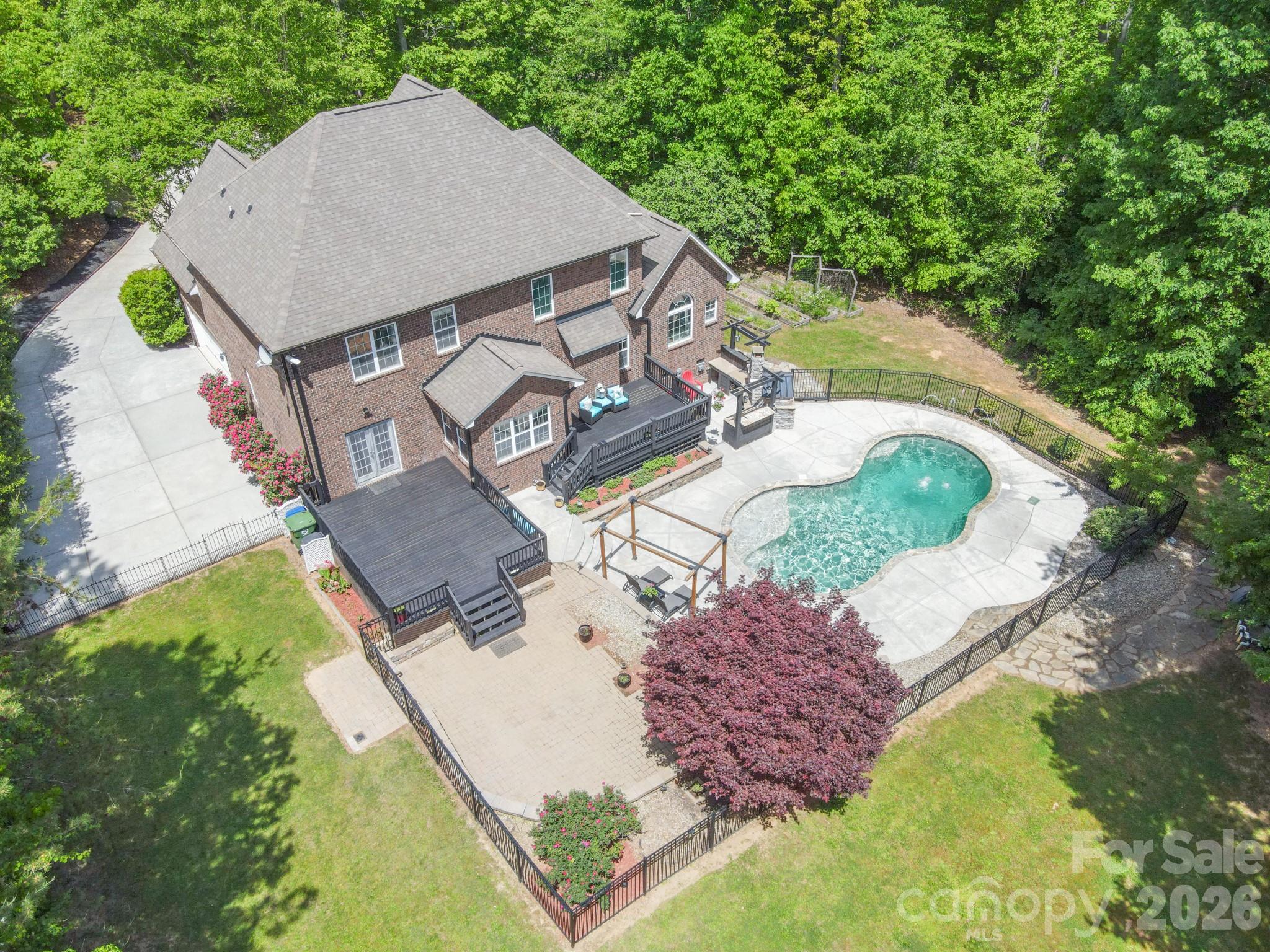 516 Shady Oaks Drive Property Photo 1