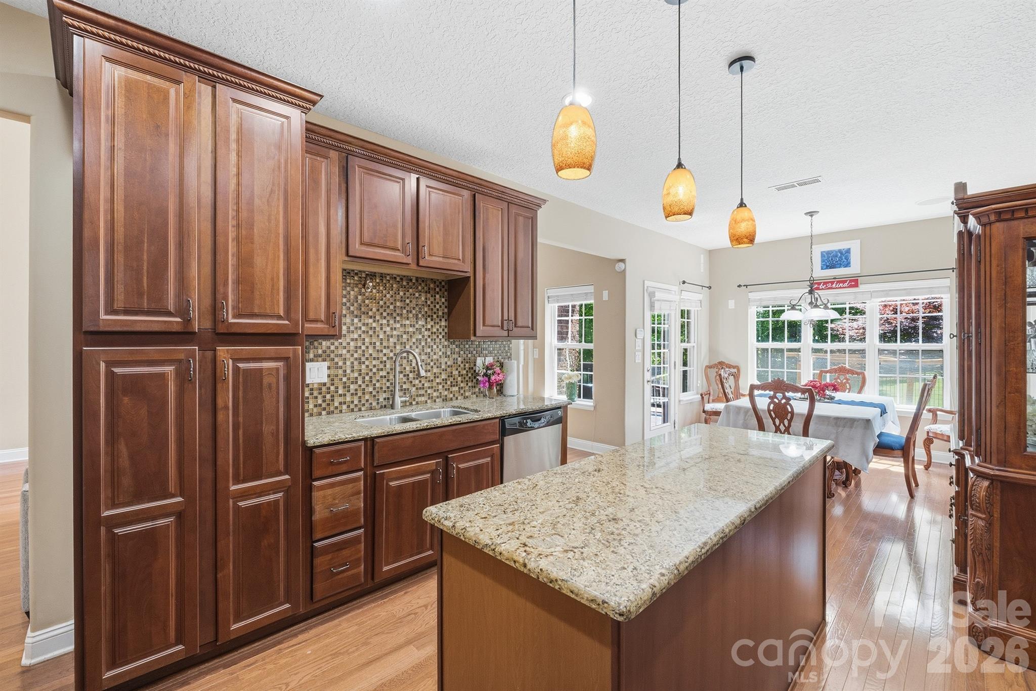 516 Shady Oaks Drive Property Photo 6