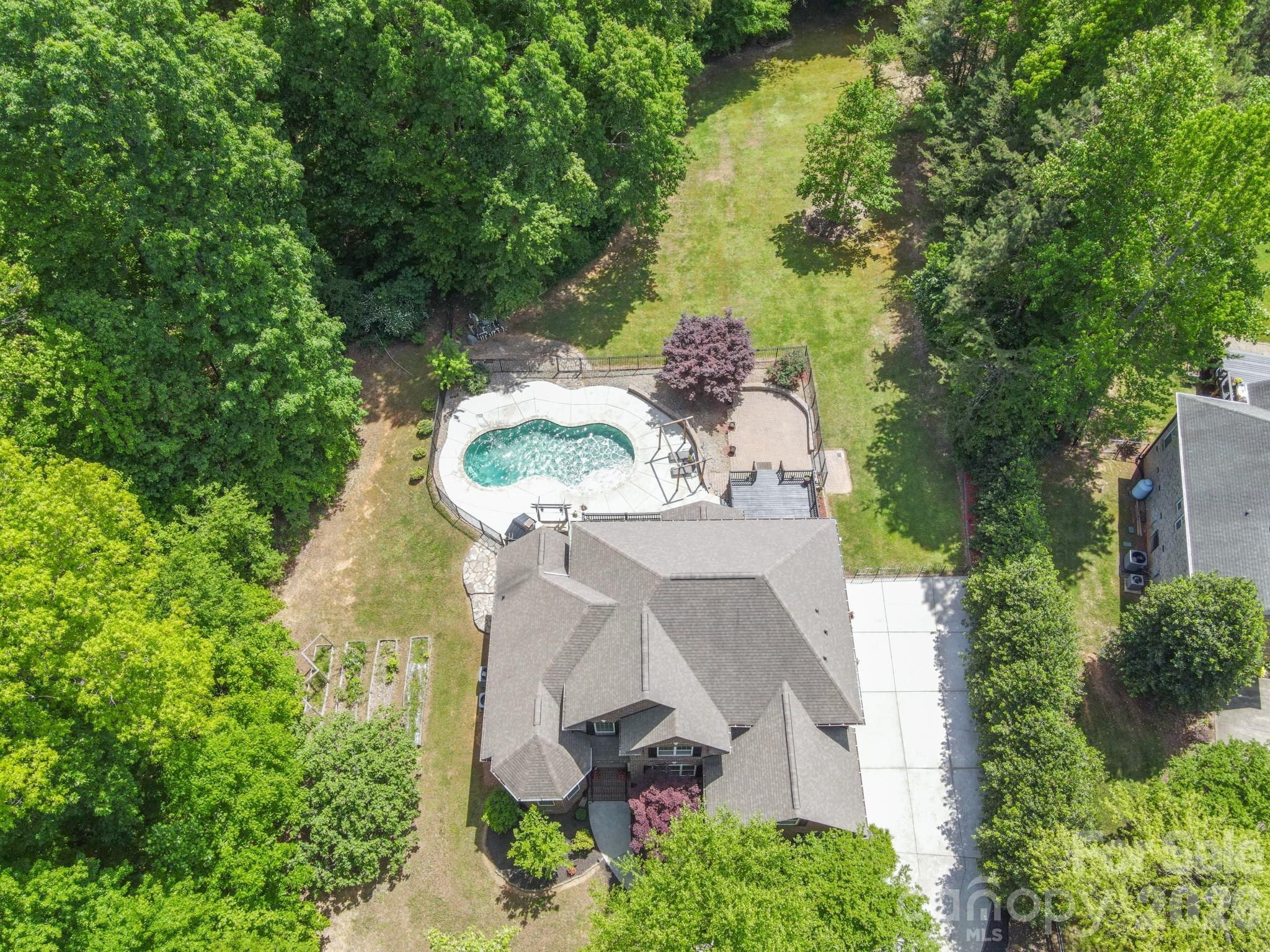 516 Shady Oaks Drive Property Photo 34