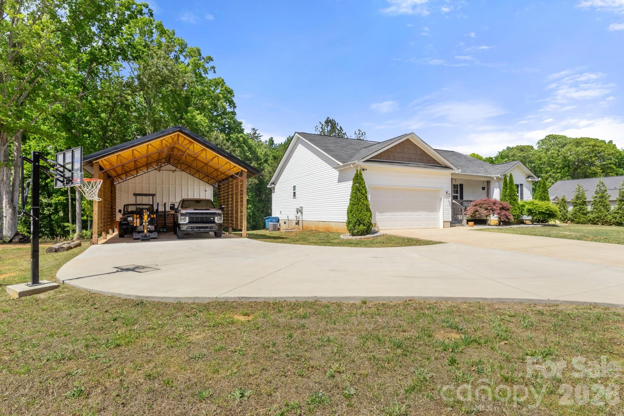 7172 Rolling Hills Drive Property Photo 2