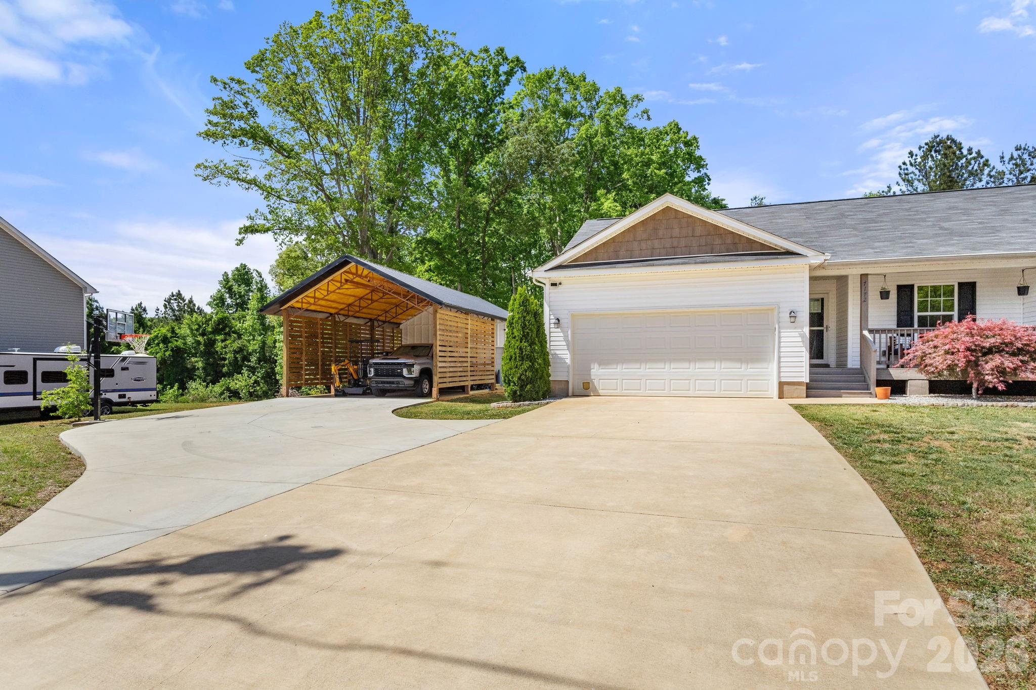 7172 Rolling Hills Drive Property Photo 3