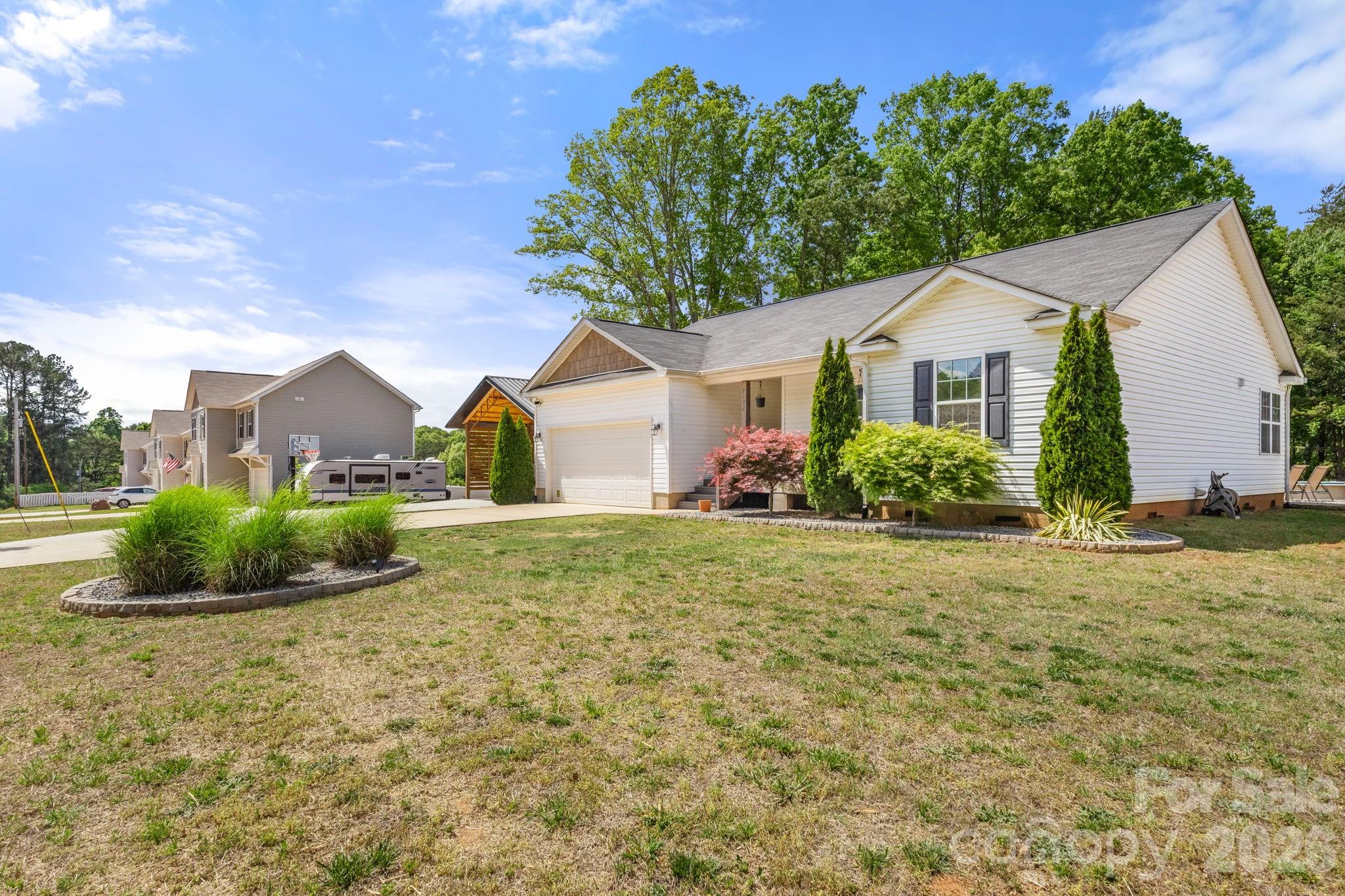 7172 Rolling Hills Drive Property Photo 5