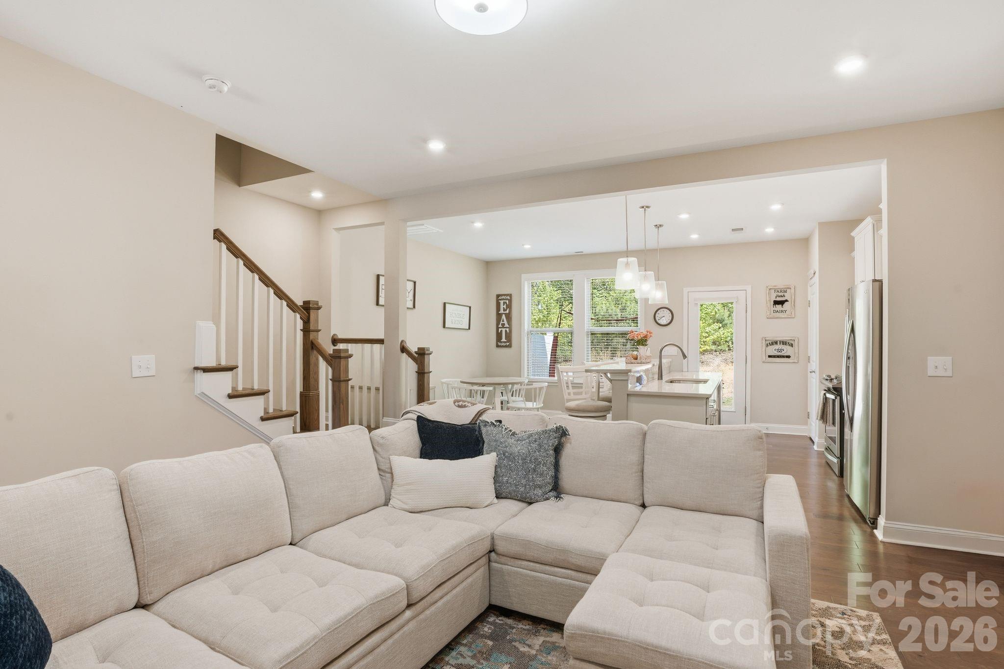 2038 Suttonview Road Property Photo 7