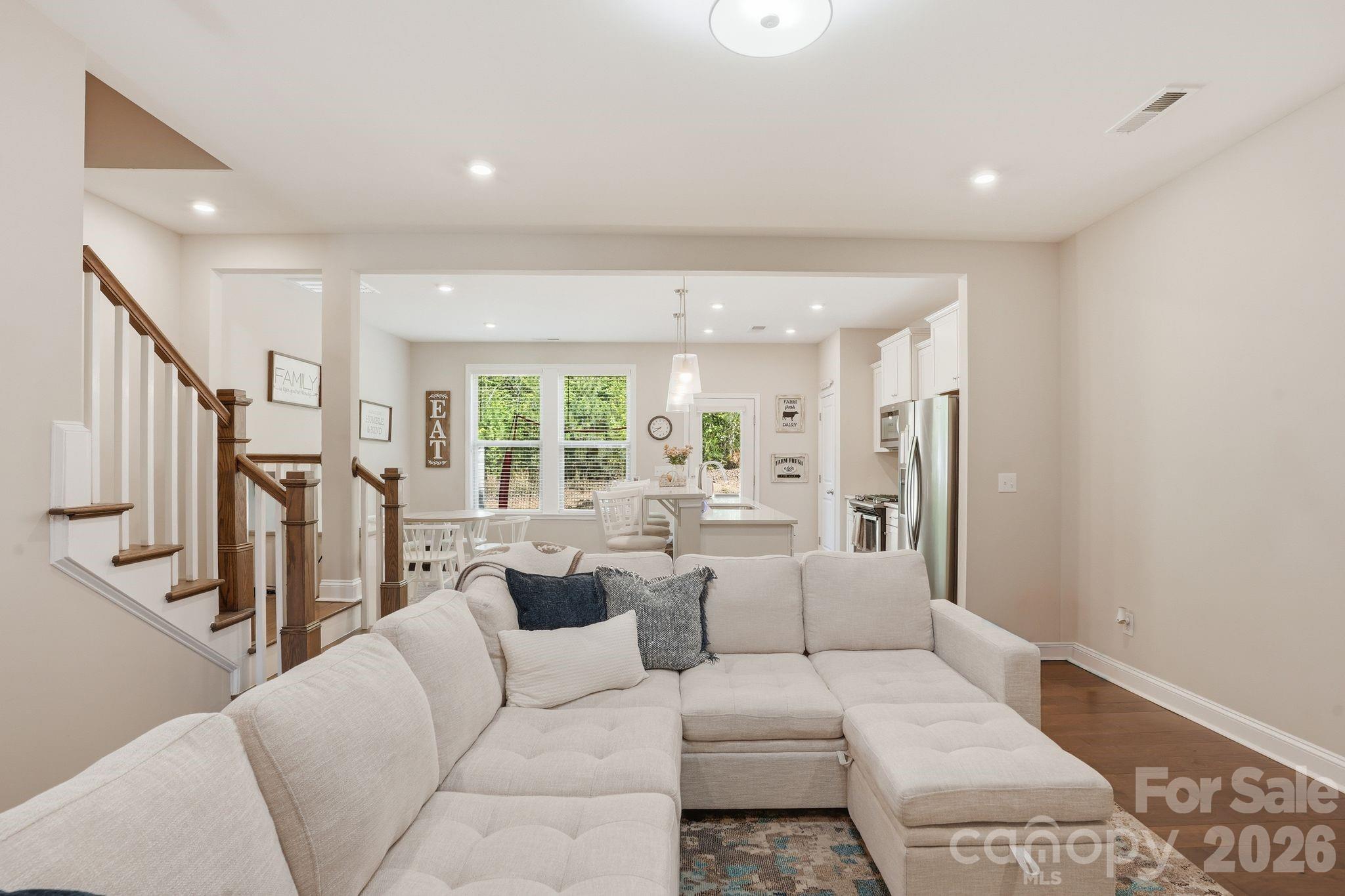 2038 Suttonview Road Property Photo 8