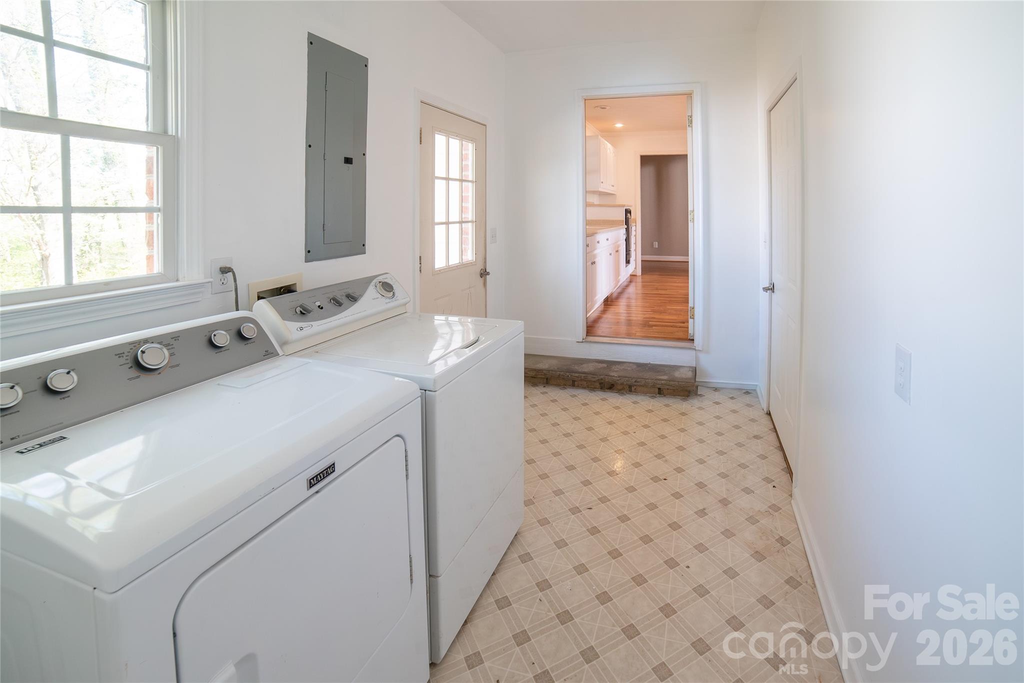 1421 Windsor Street Property Photo 24
