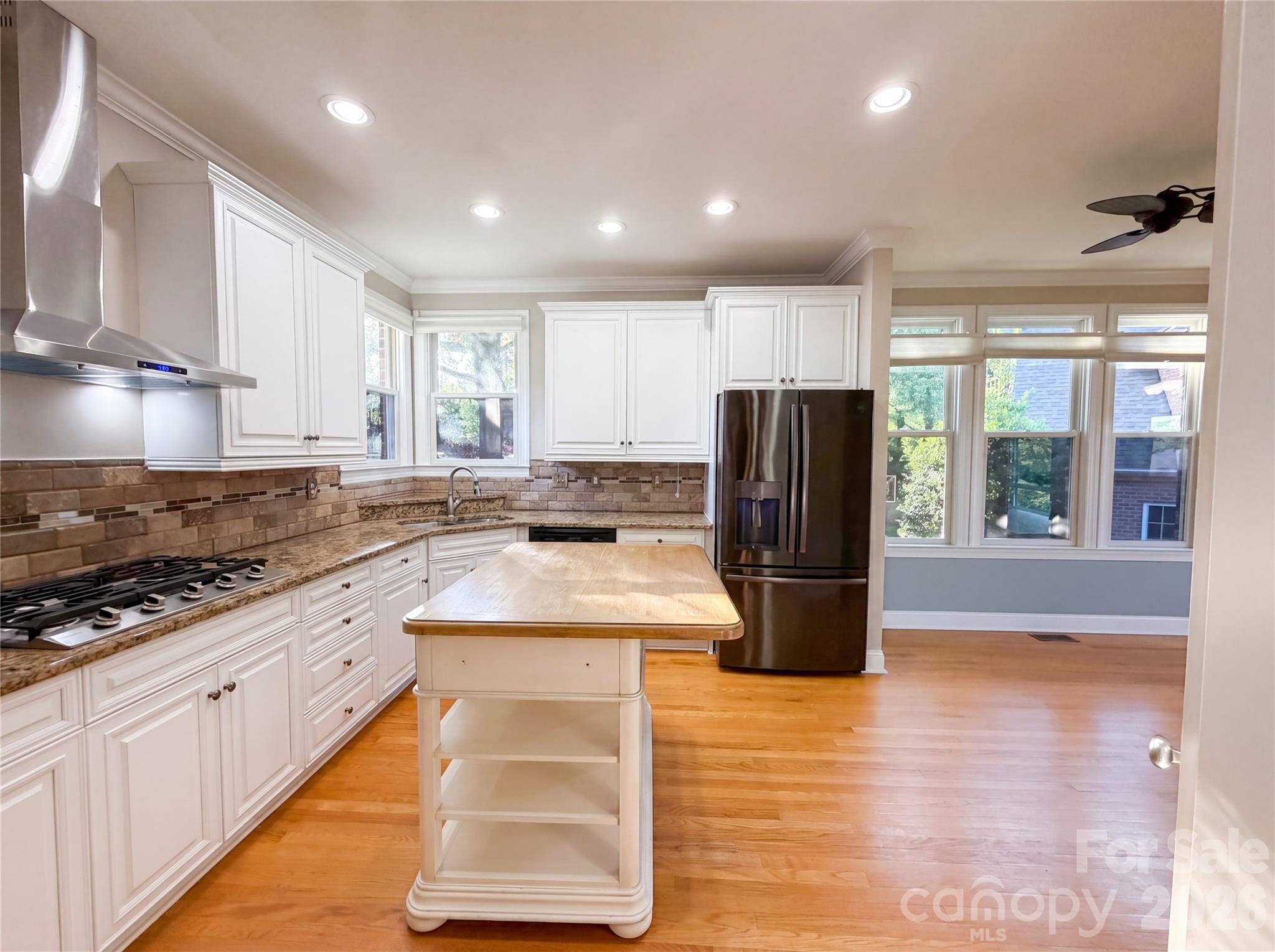 142 Canterbury Crossing Property Photo 2