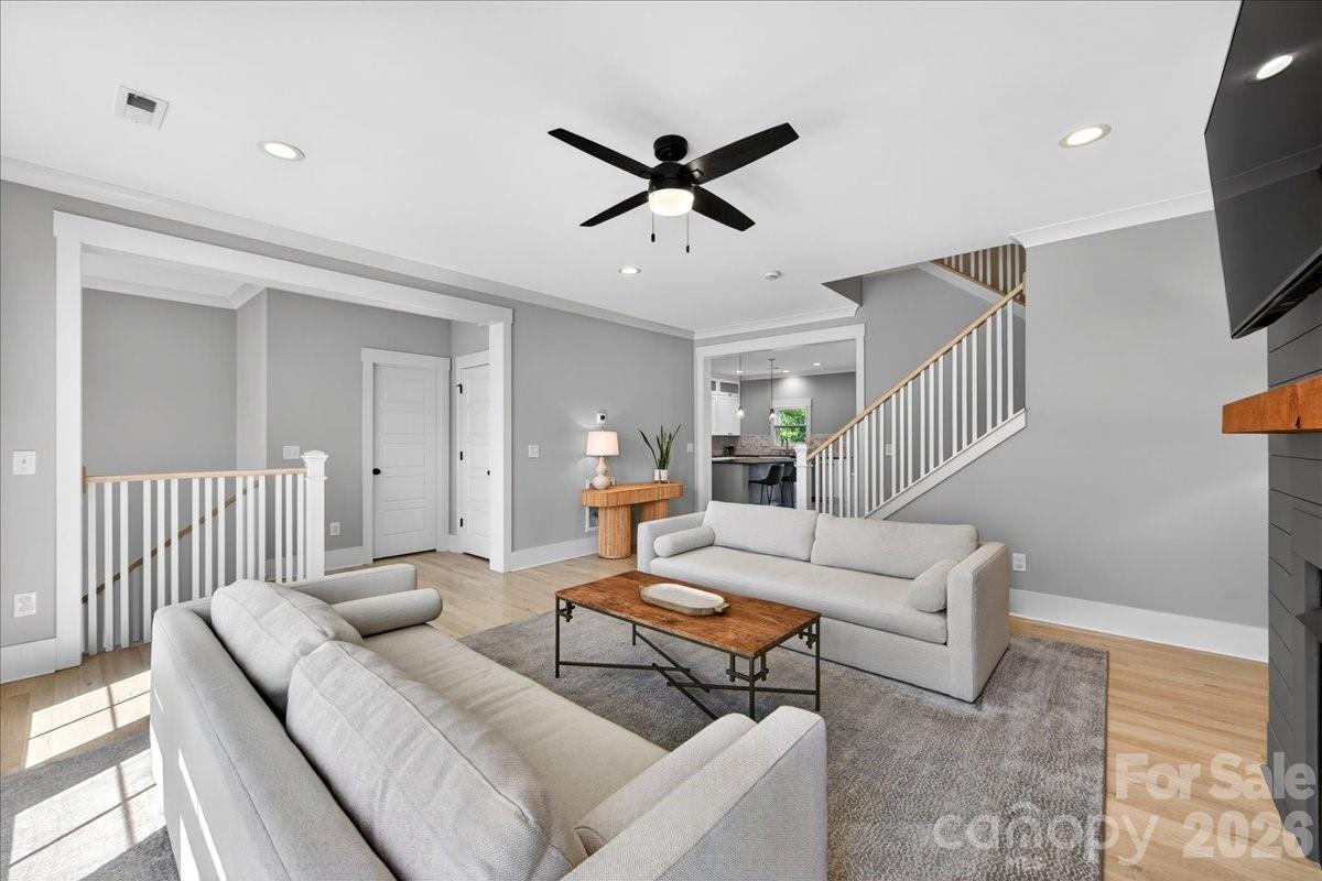 1413 Lomax Avenue Property Photo 8