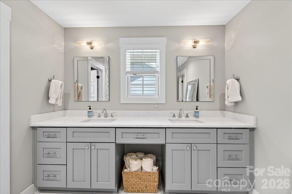 1413 Lomax Avenue Property Photo 28
