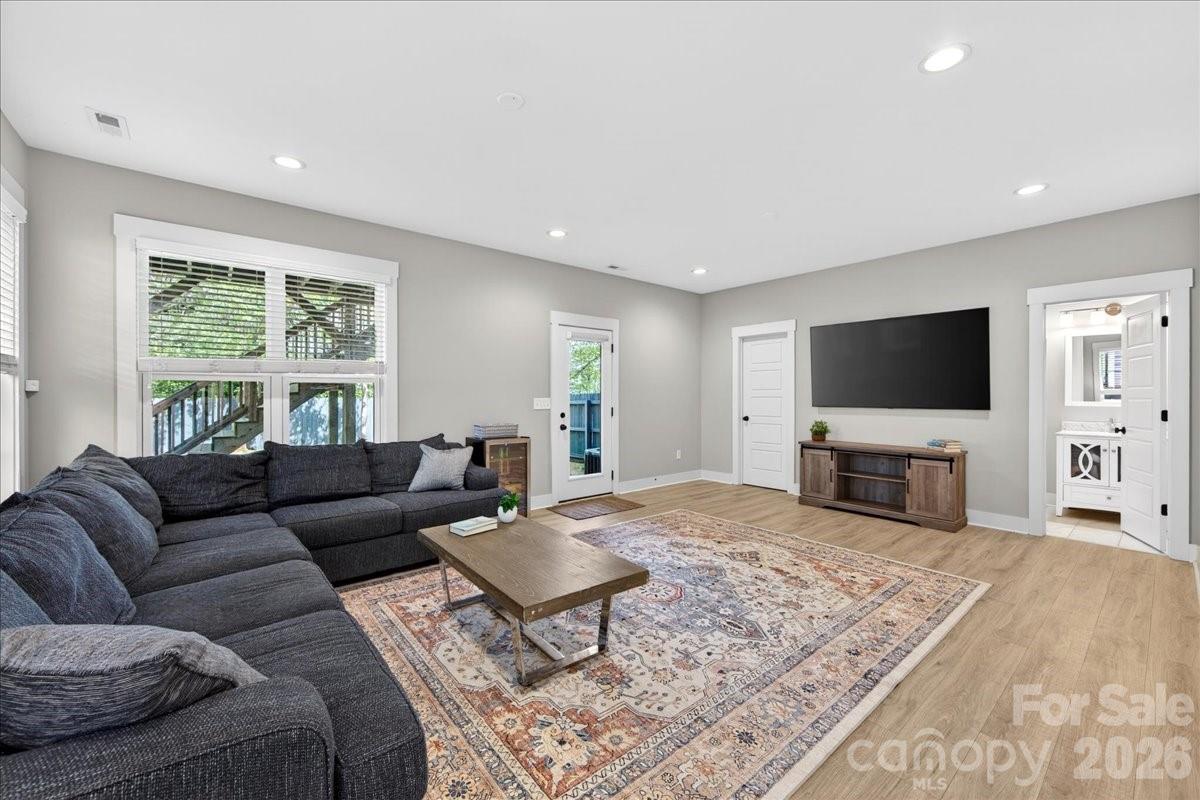 1413 Lomax Avenue Property Photo 37