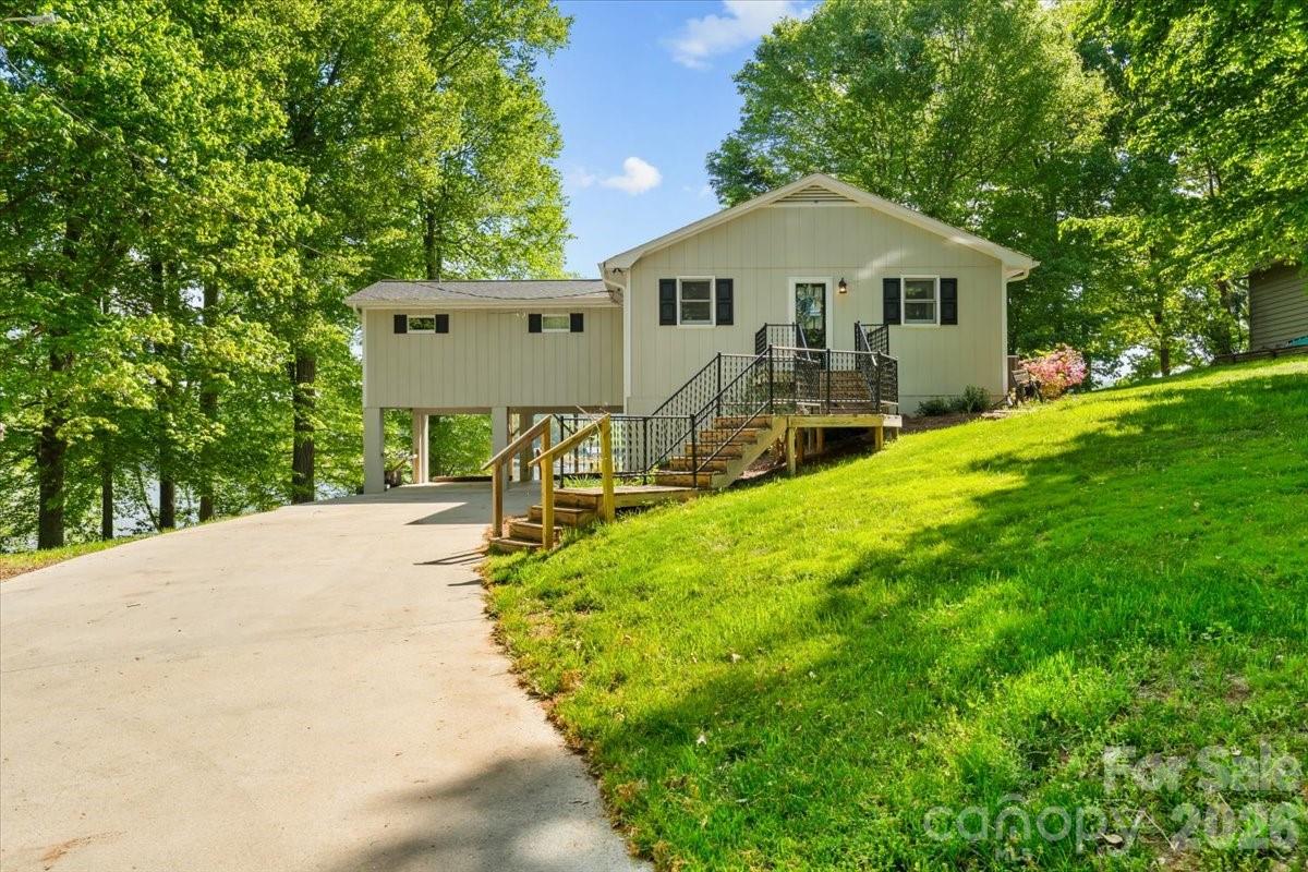 330 Hillview Drive Property Photo 1