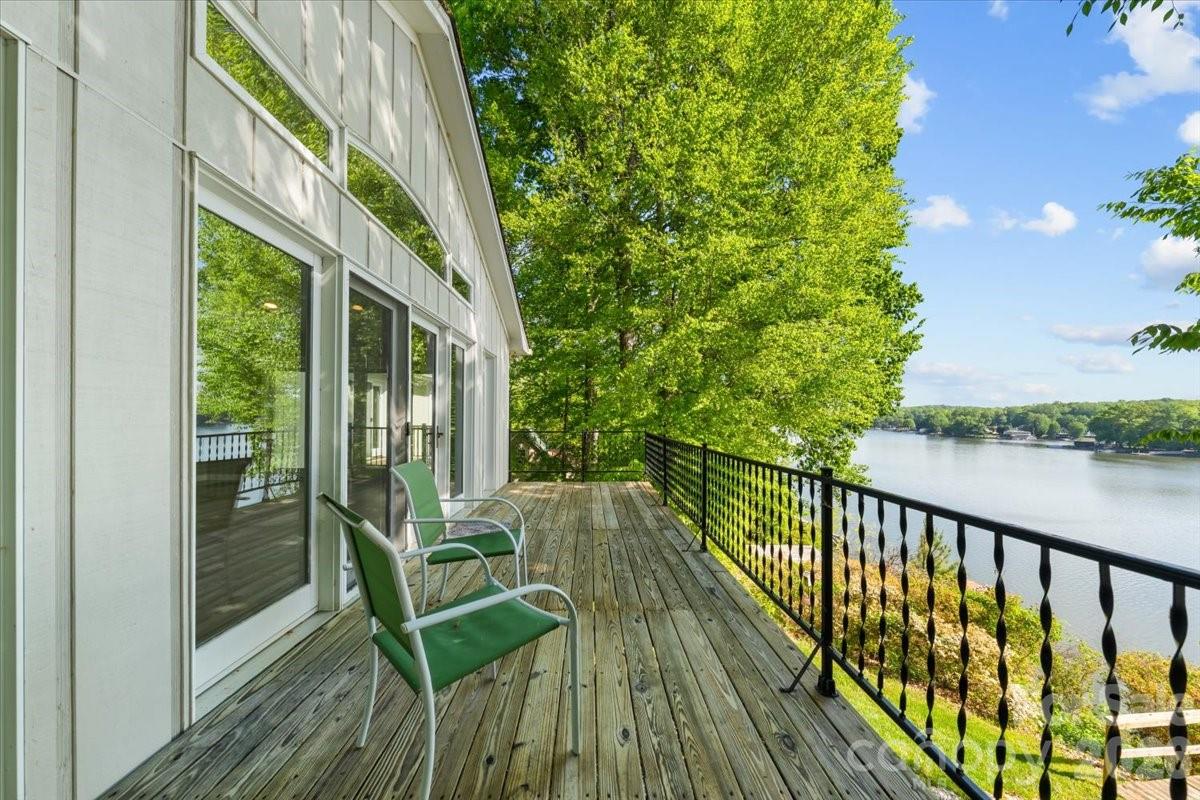 330 Hillview Drive Property Photo 2