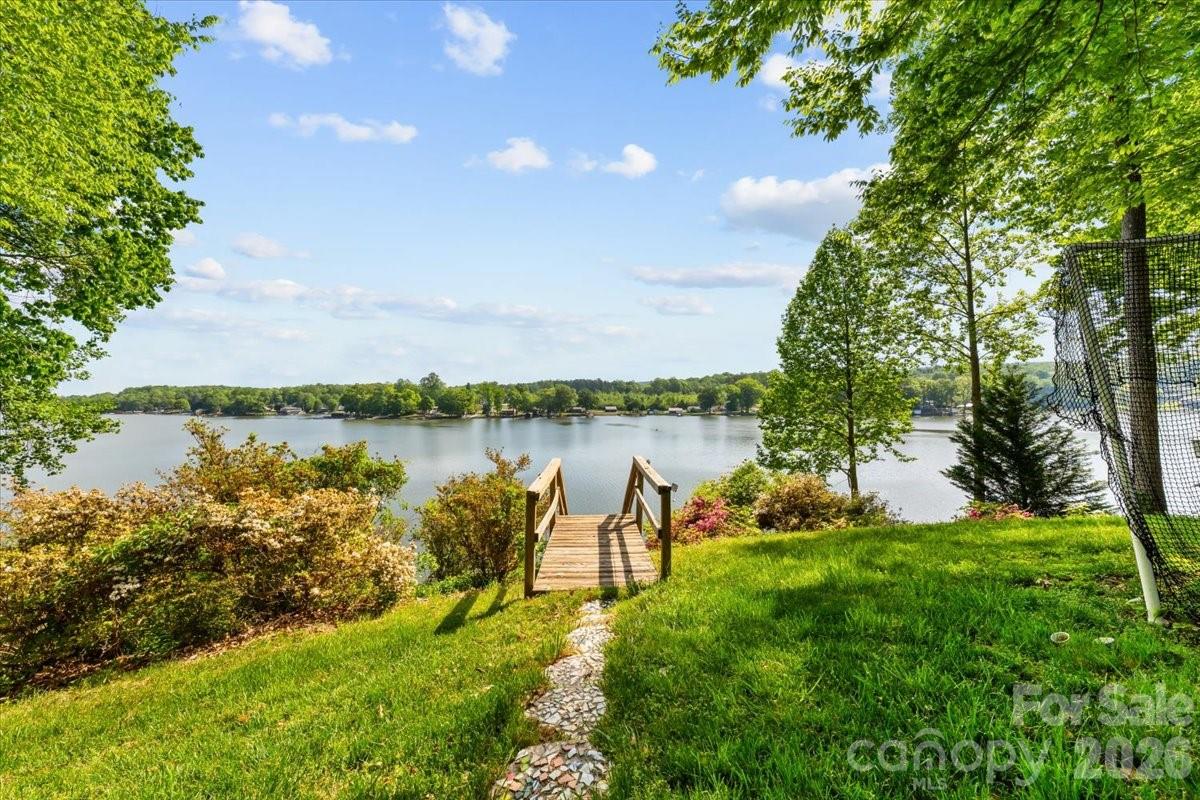 330 Hillview Drive Property Photo 3
