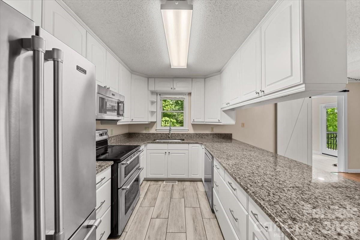 330 Hillview Drive Property Photo 16