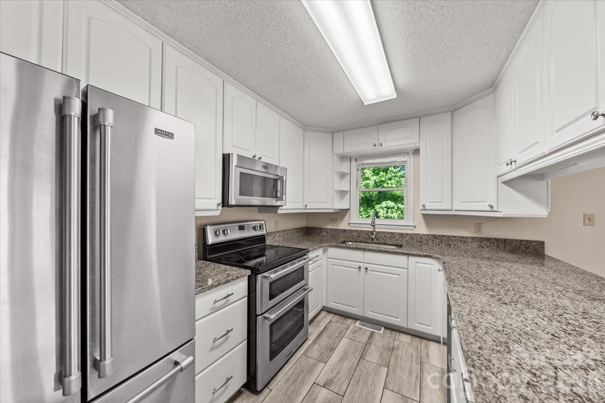 330 Hillview Drive Property Photo 17