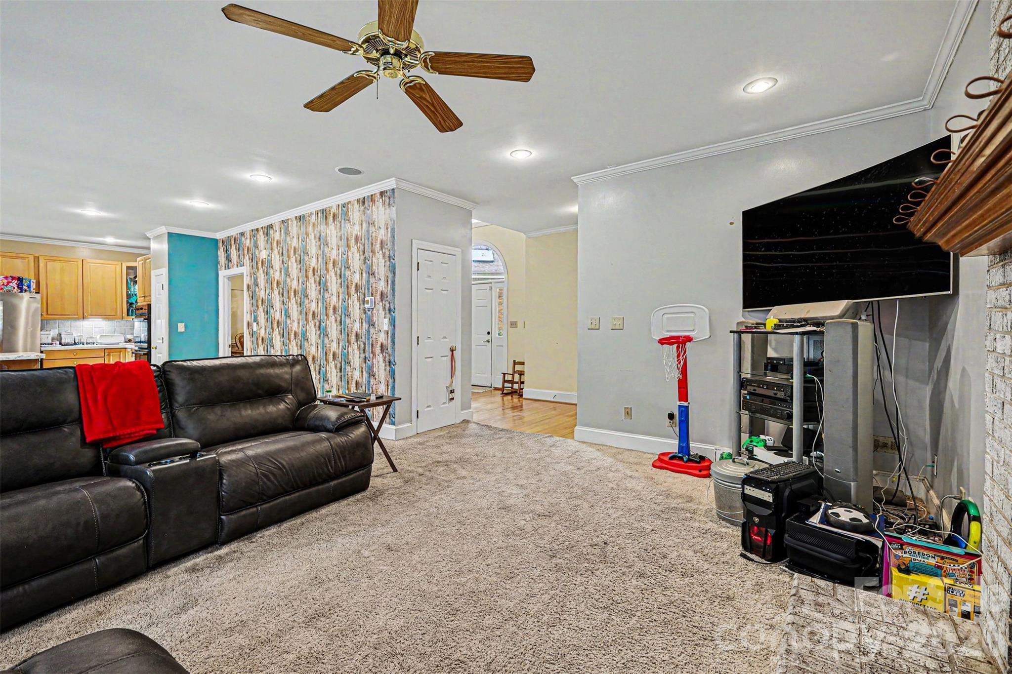 648 Landsdown Court Property Photo 8