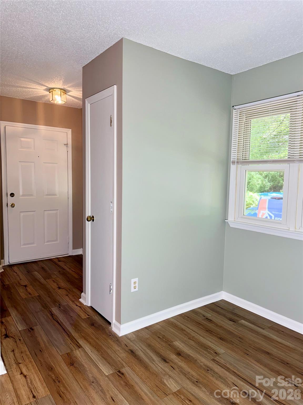 8 Creekside Lane Property Photo 4