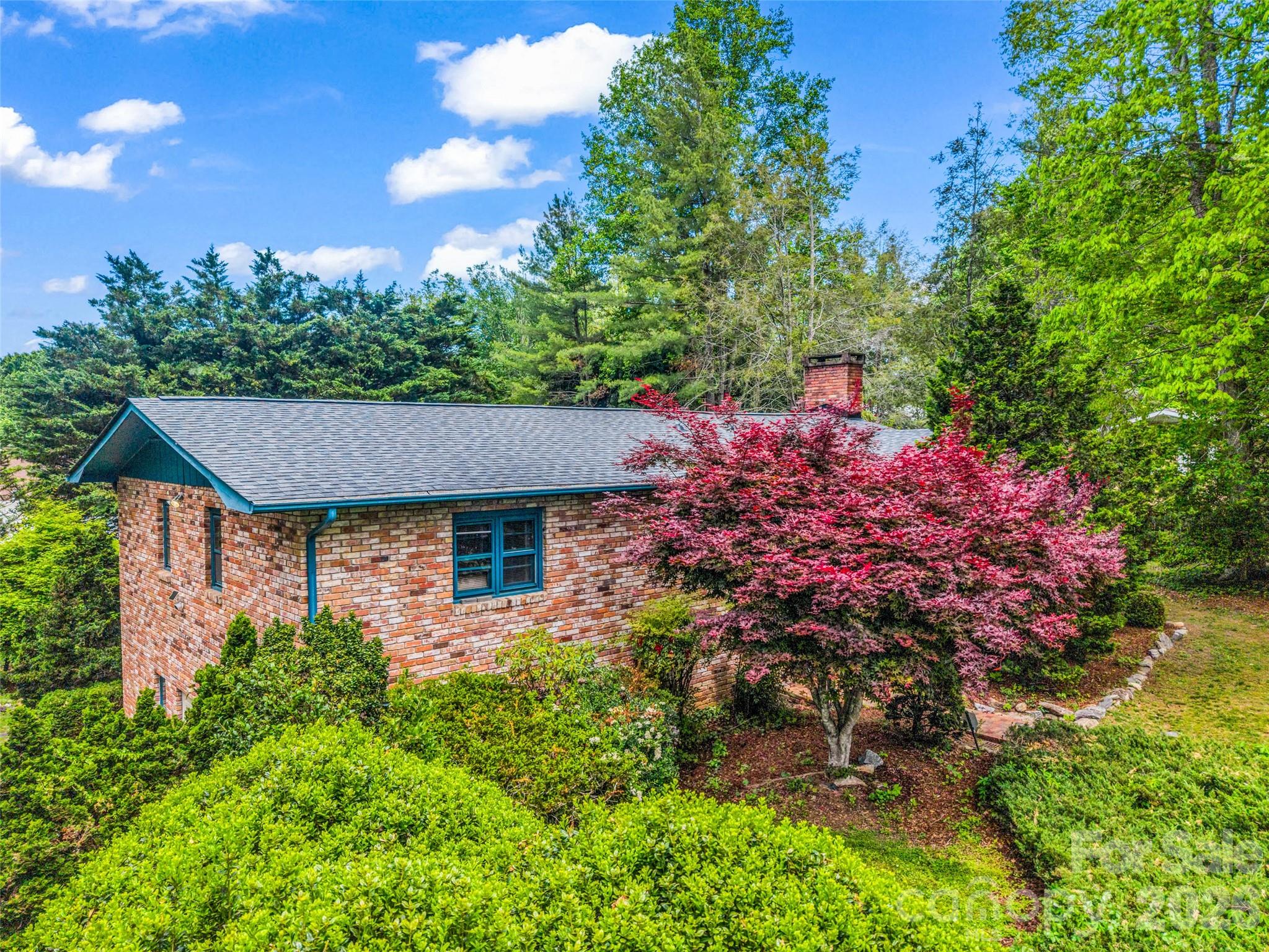 122 W Sweetbriar Lane Property Photo 3