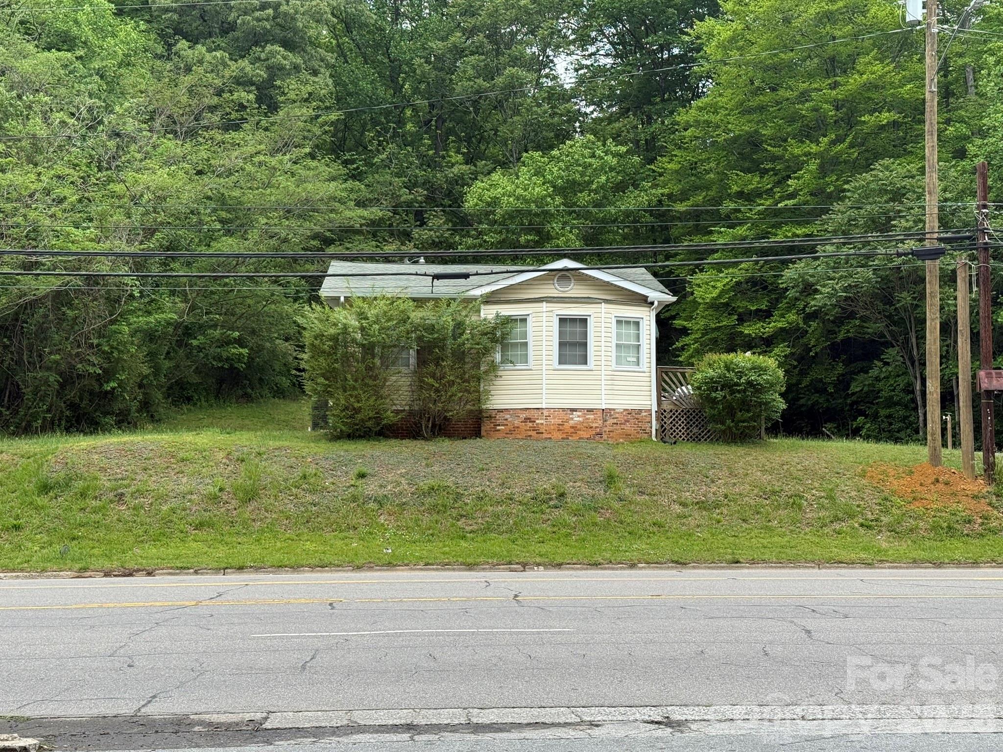 880 N Main Street Property Photo 4