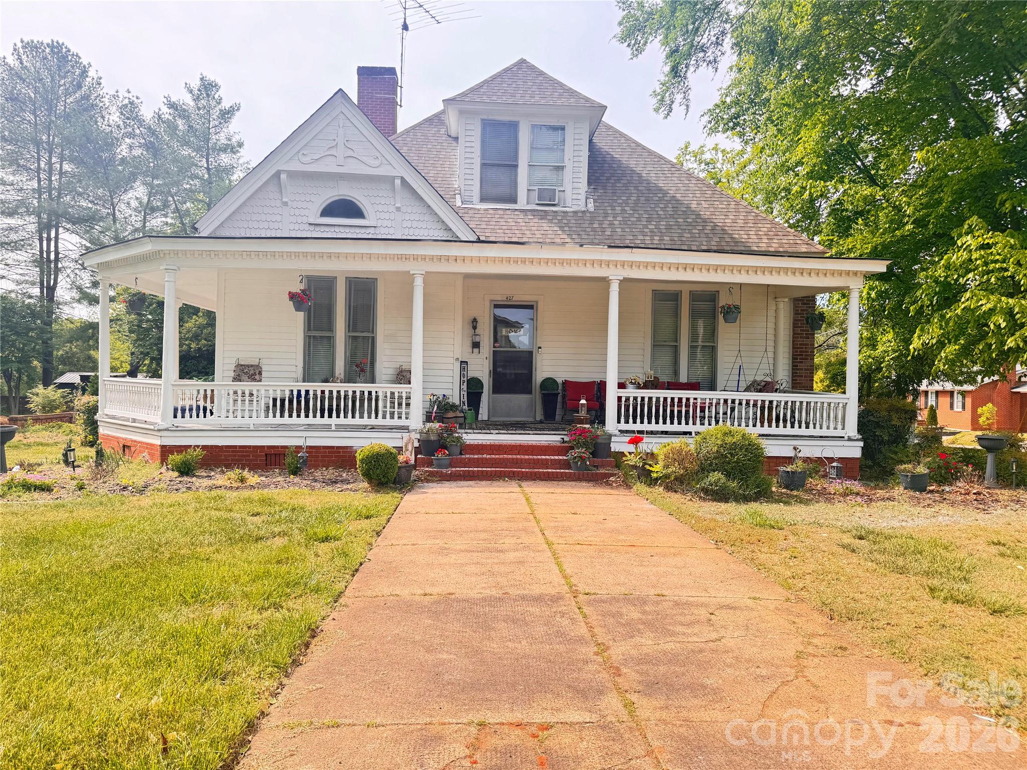 427 Davie Avenue Property Photo 1