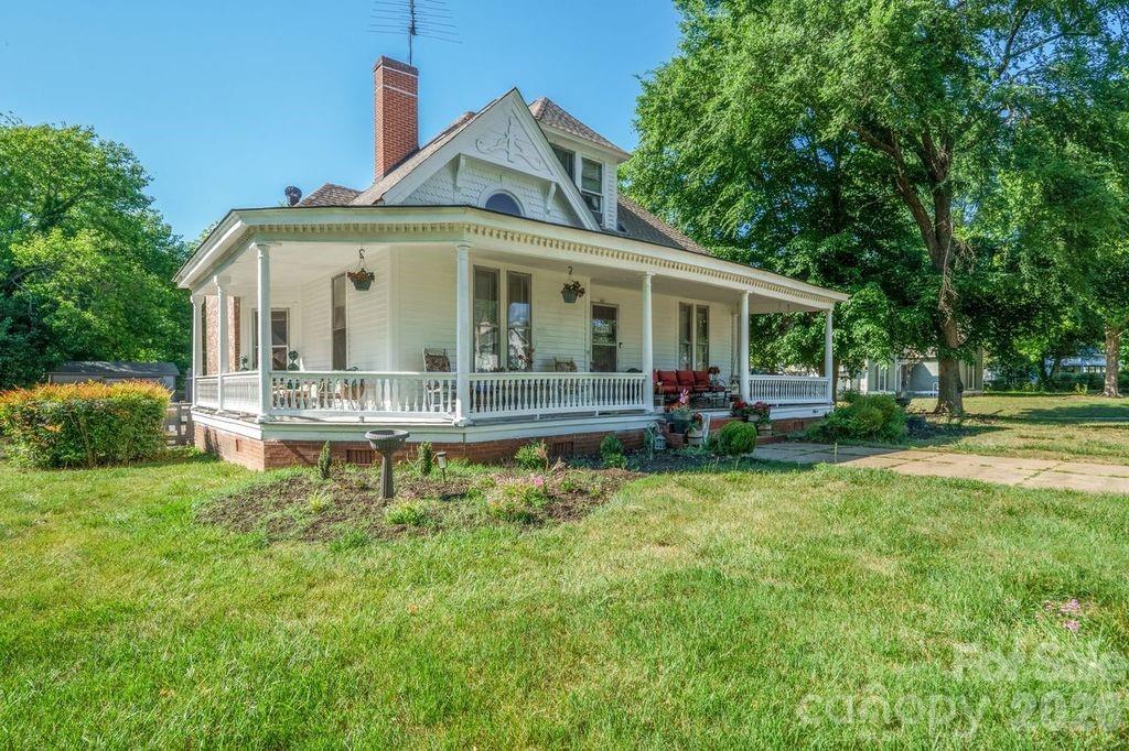 427 Davie Avenue Property Photo 2