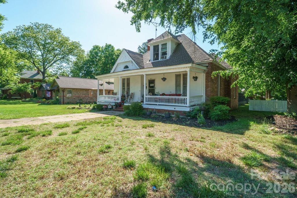 427 Davie Avenue Property Photo 3