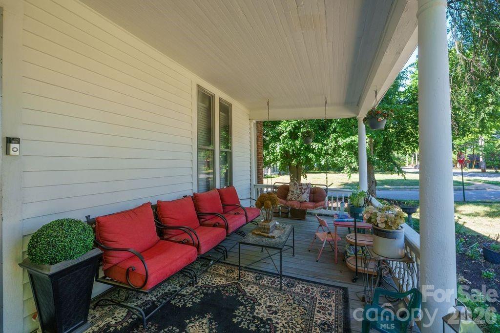 427 Davie Avenue Property Photo 4