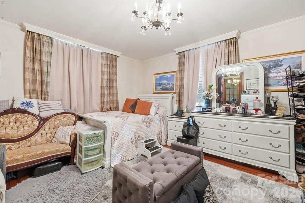 427 Davie Avenue Property Photo 11