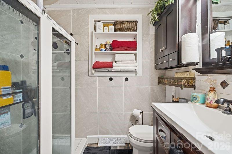 427 Davie Avenue Property Photo 14