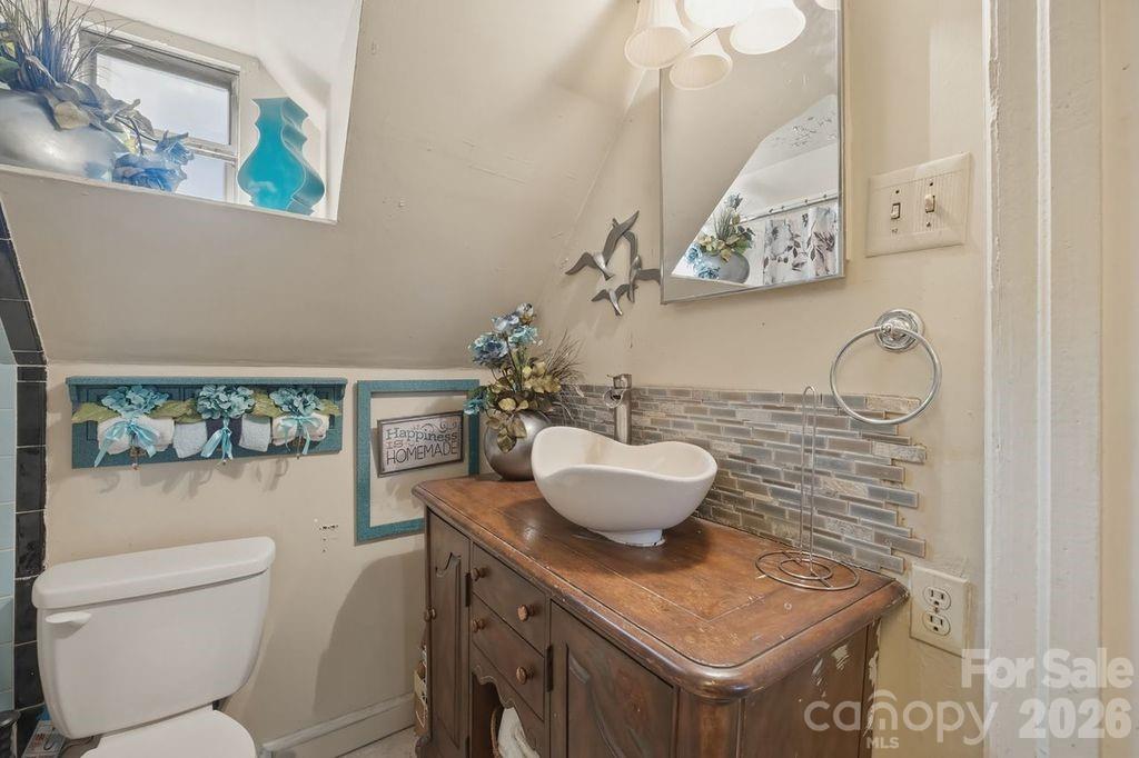 427 Davie Avenue Property Photo 15