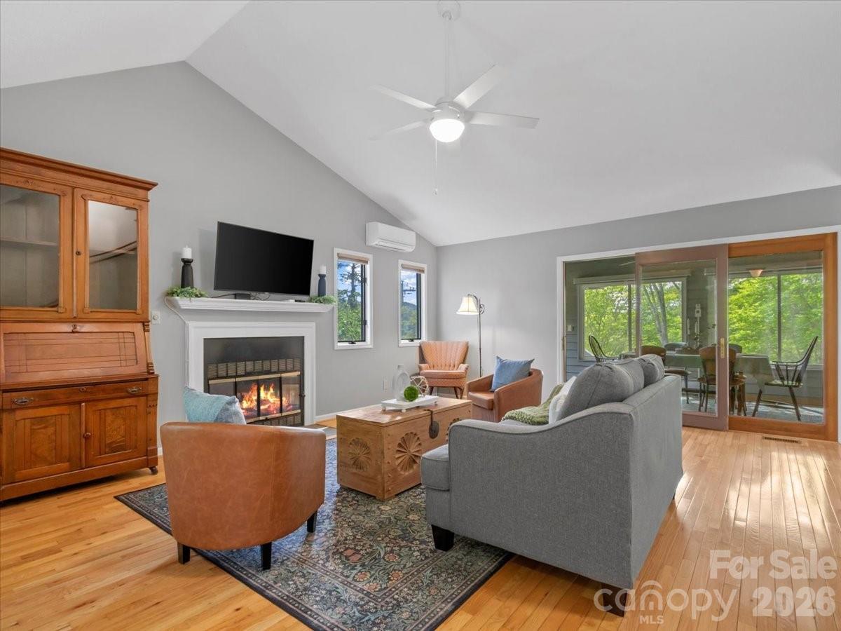 301 Robertson Street Property Photo 4
