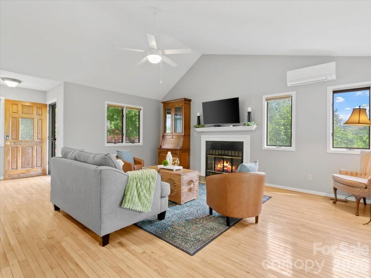301 Robertson Street Property Photo 7