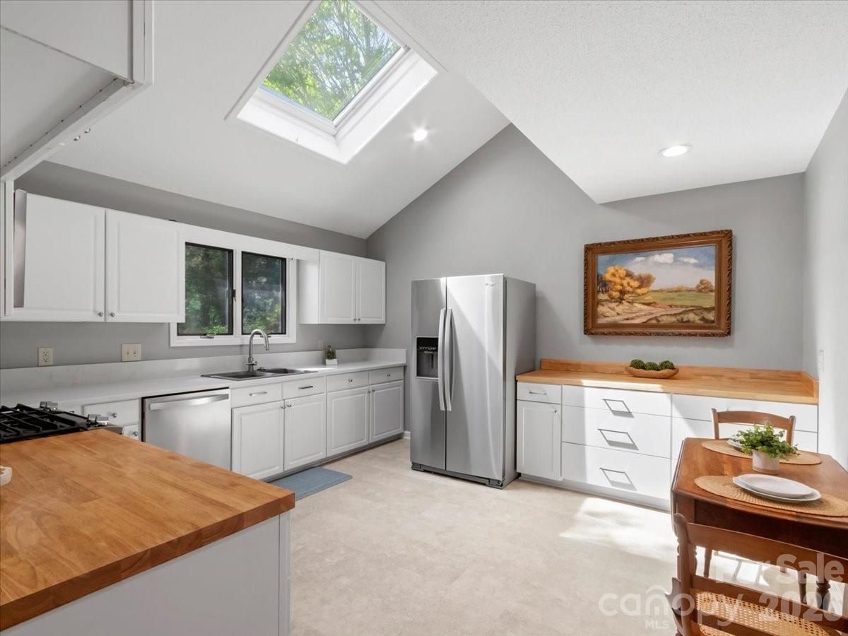 301 Robertson Street Property Photo 8