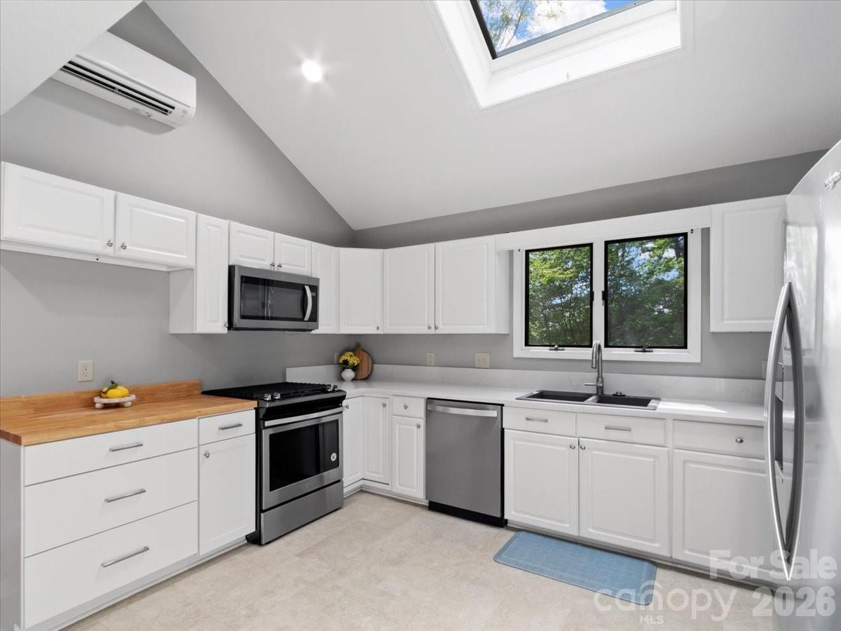 301 Robertson Street Property Photo 9