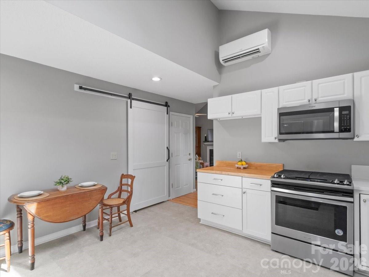 301 Robertson Street Property Photo 10