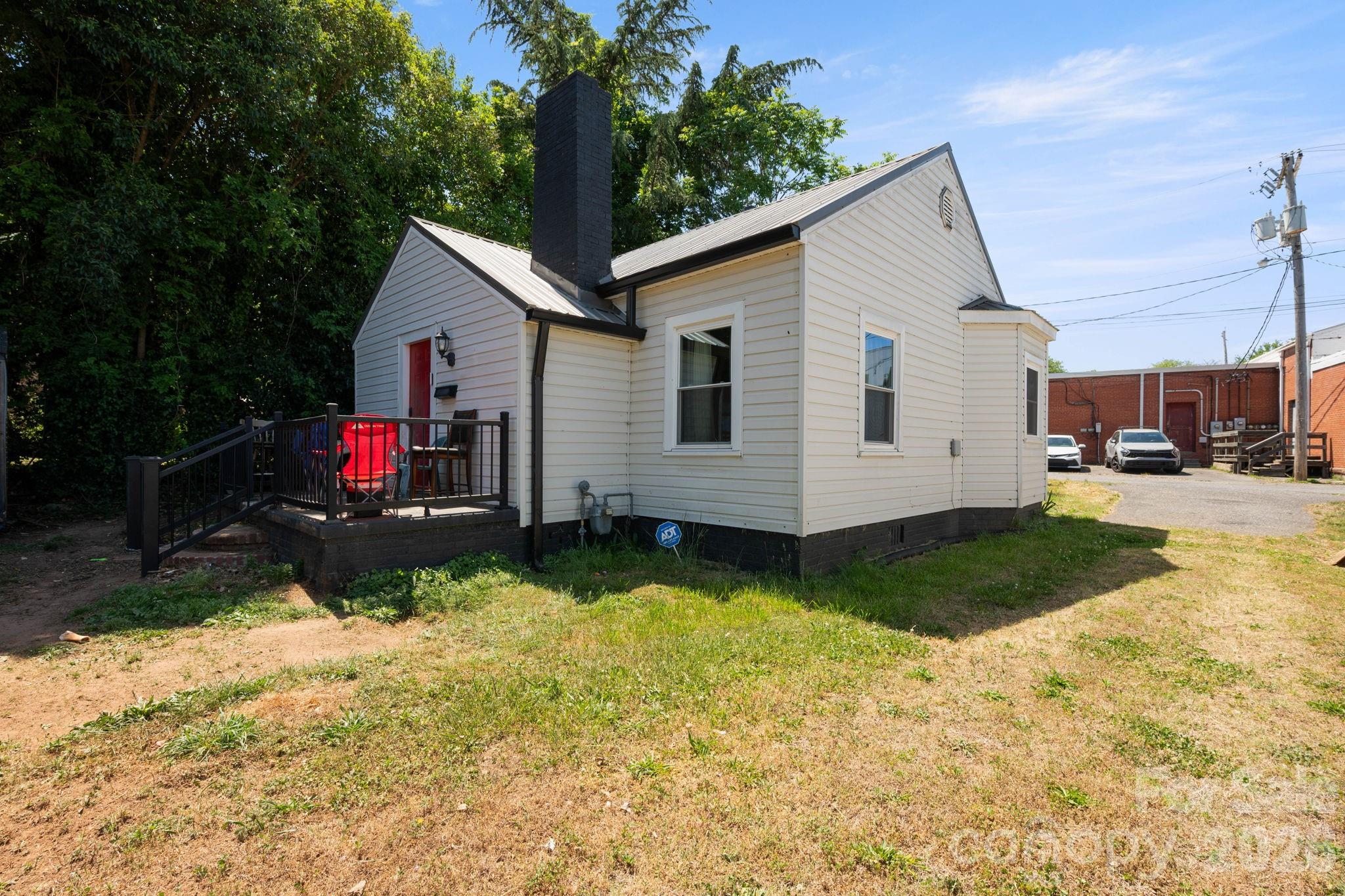 136 S Broadway Street Property Photo 1