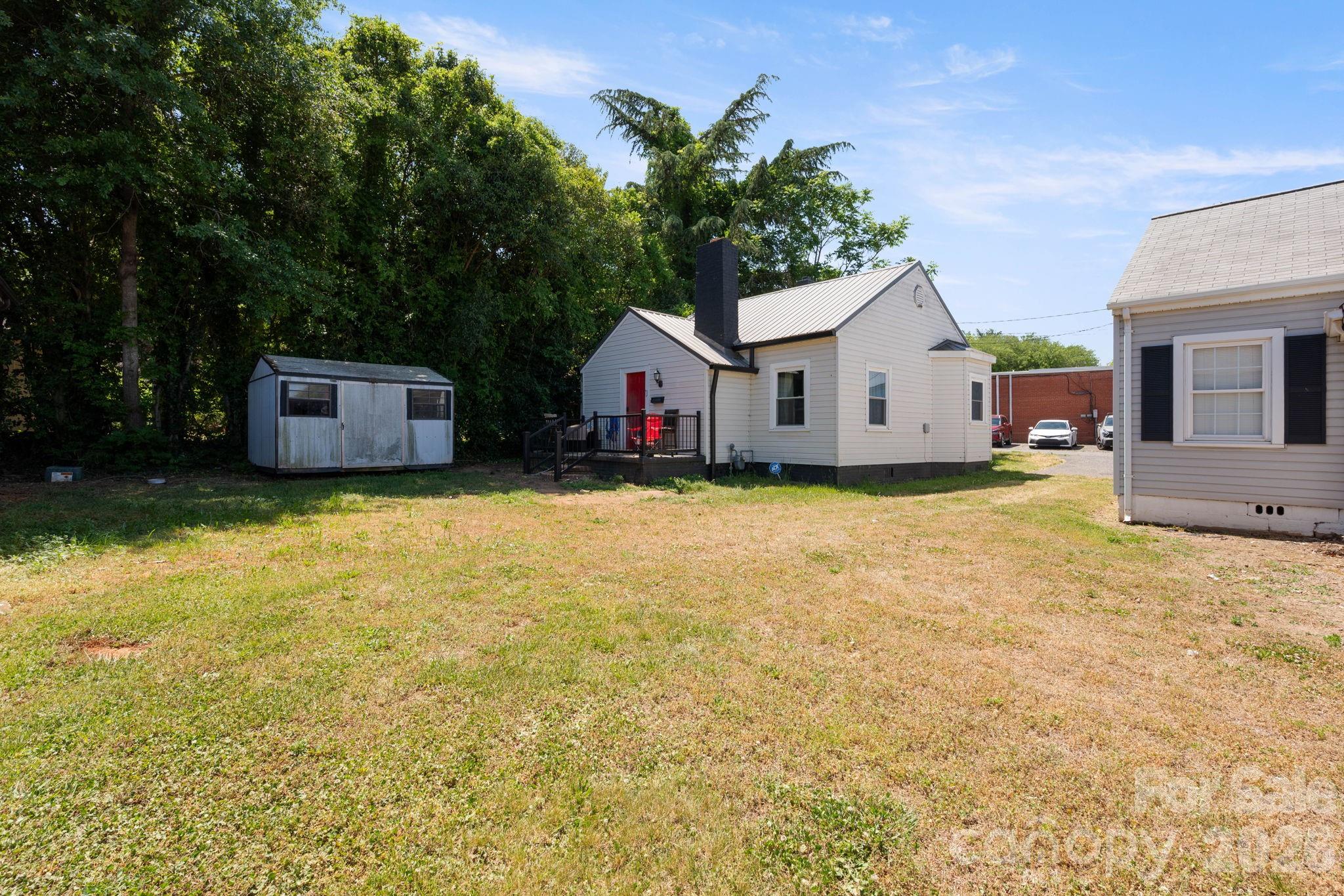 136 S Broadway Street Property Photo 2