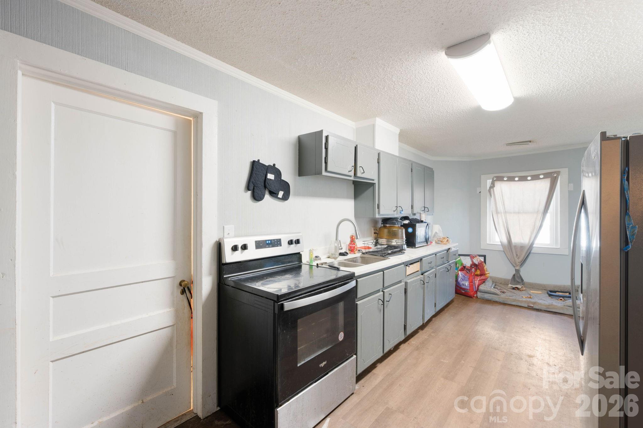 136 S Broadway Street Property Photo 8