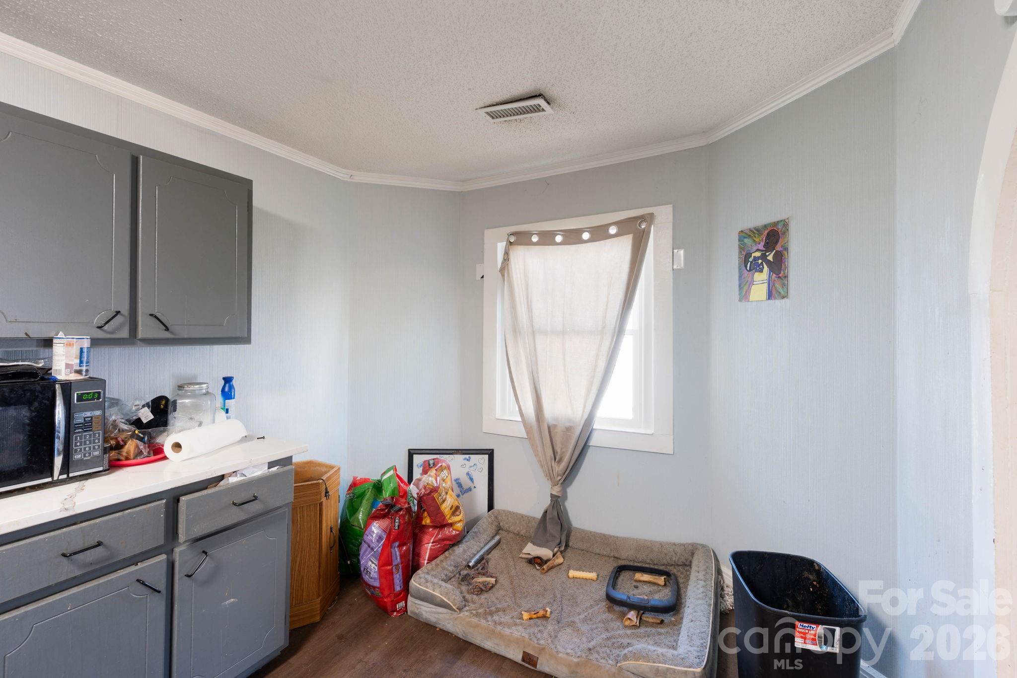 136 S Broadway Street Property Photo 10