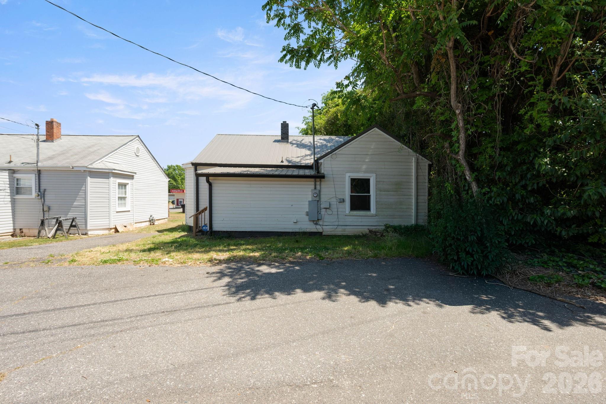 136 S Broadway Street Property Photo 15